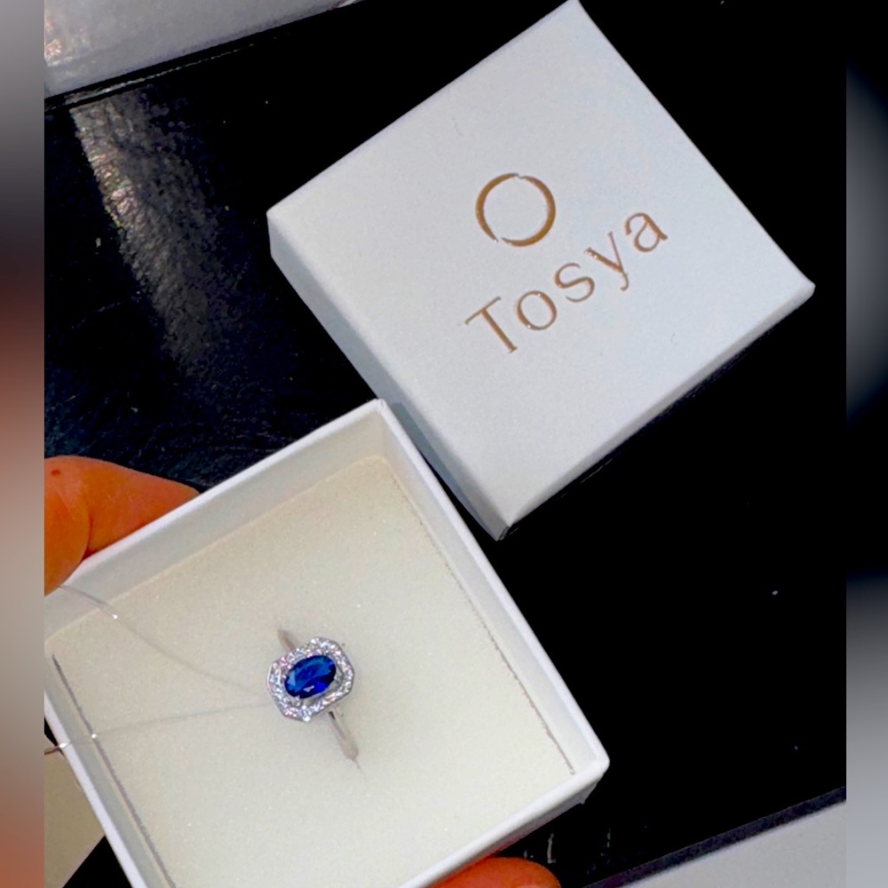 Elegant Silver and Blue Gemstone Ring - Picture 7 of 12